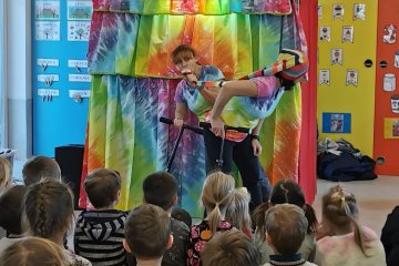 Divadlo Koloběžka - O KOHOUTKOVI A SLEPIČCE