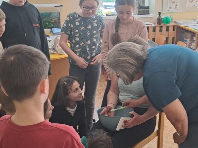 A správné ošetření naší "nešikovné" paní asistentky MUDr. Alenou Brabcovou.