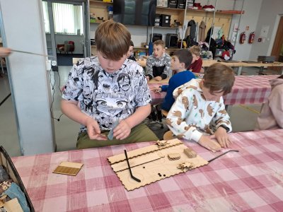 Výroba dřevěných společenských her.