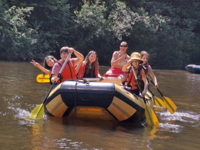 Rozloučení s páťáky na raftech na řece Jizeře.