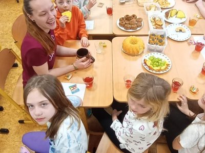 Snídaně po Noci s Andersenem ve 2. a 3. třídě.