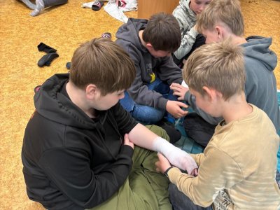 A teď už obvazujeme sami.