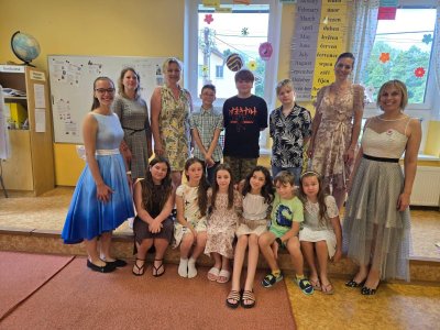 A naši páťáci, které se slzou dojetí v oku posíláme o dům dál. Loučí se s nimi všechny paní učitelky, které je od 1. až do 5. třídy provázely.