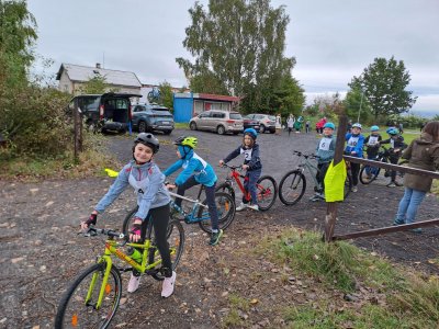 Před startem cyklistů - Anička v čele.