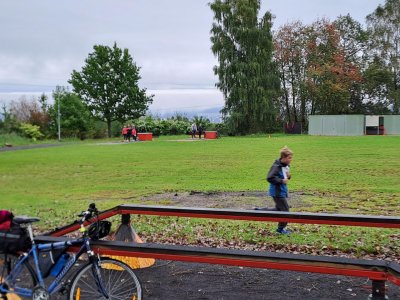 Běžci obíhali hasičské hřiště.