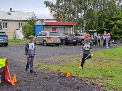 Běželi dvě kolečka.