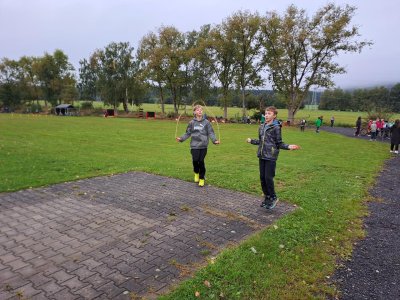 Přeskoky přes švihadlo.