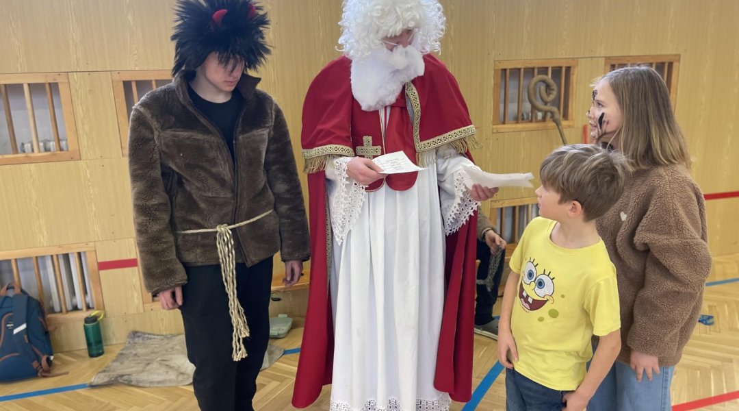Mikulášský rej v tělocvičně